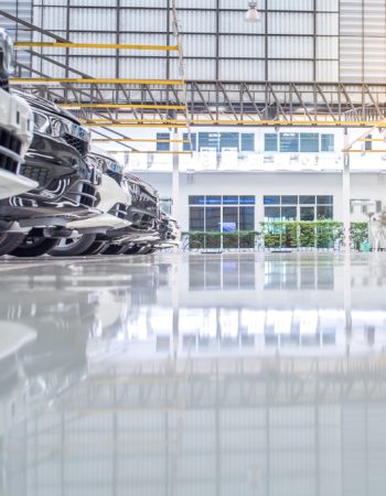 Epoxy,Floor,Mix,The,Resin,In,The,Auto,Repair,Service
