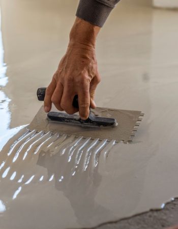 Construction,Workers,Are,Painting,The,Floor,Using,The,Method,Self leveling