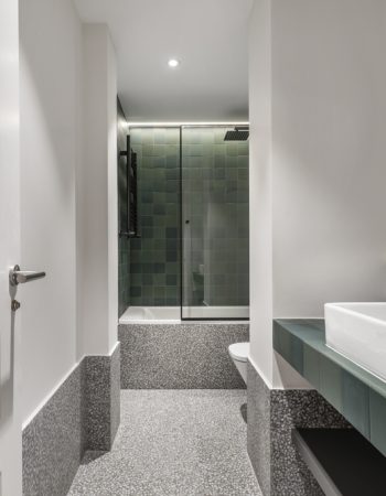 A,Modern,Design,Bathroom,With,A,Bathtub,With,A,Tempered